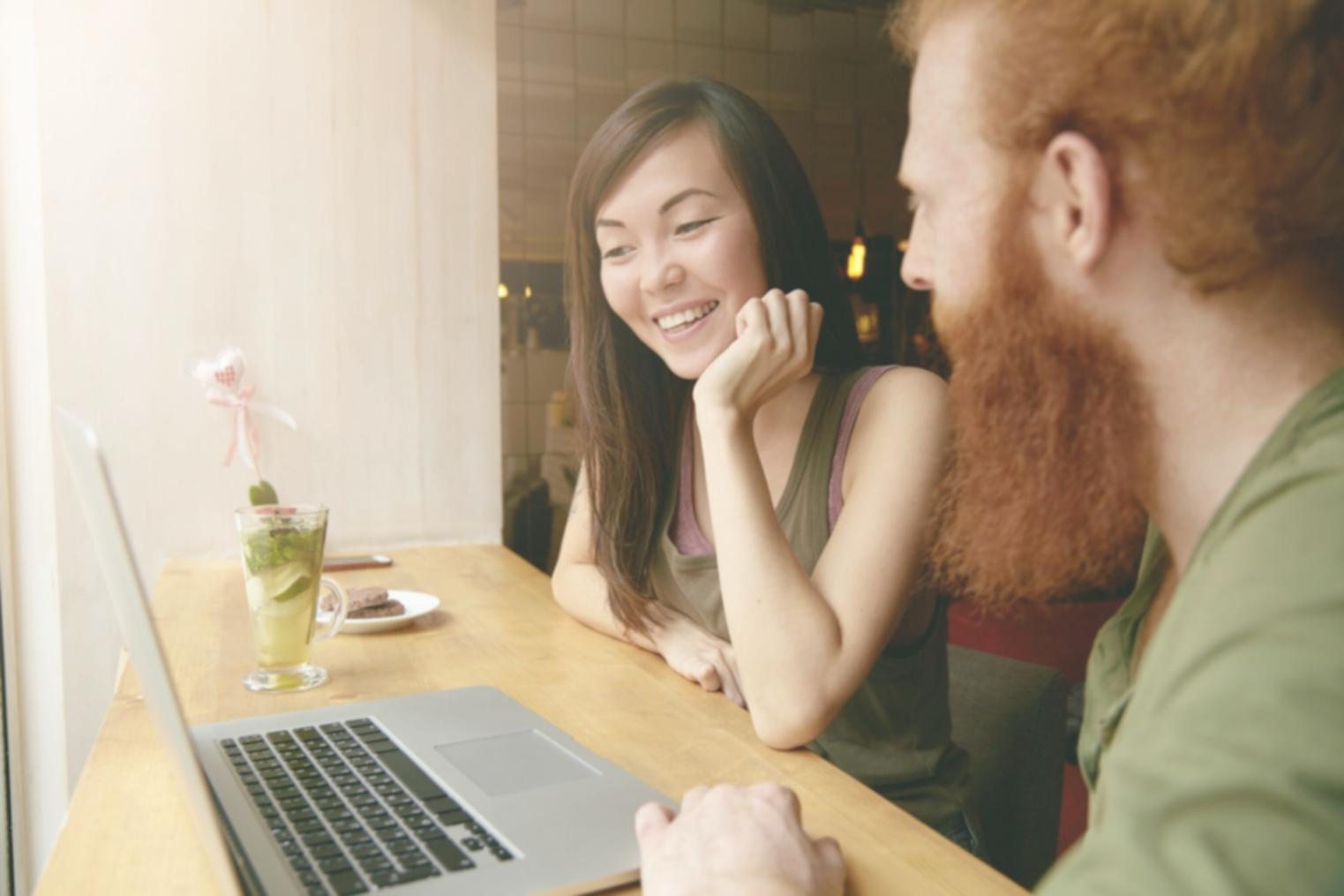 Arbeitsplatz mit Finanzunterlagen und Laptop für Budgetierungsarbeit